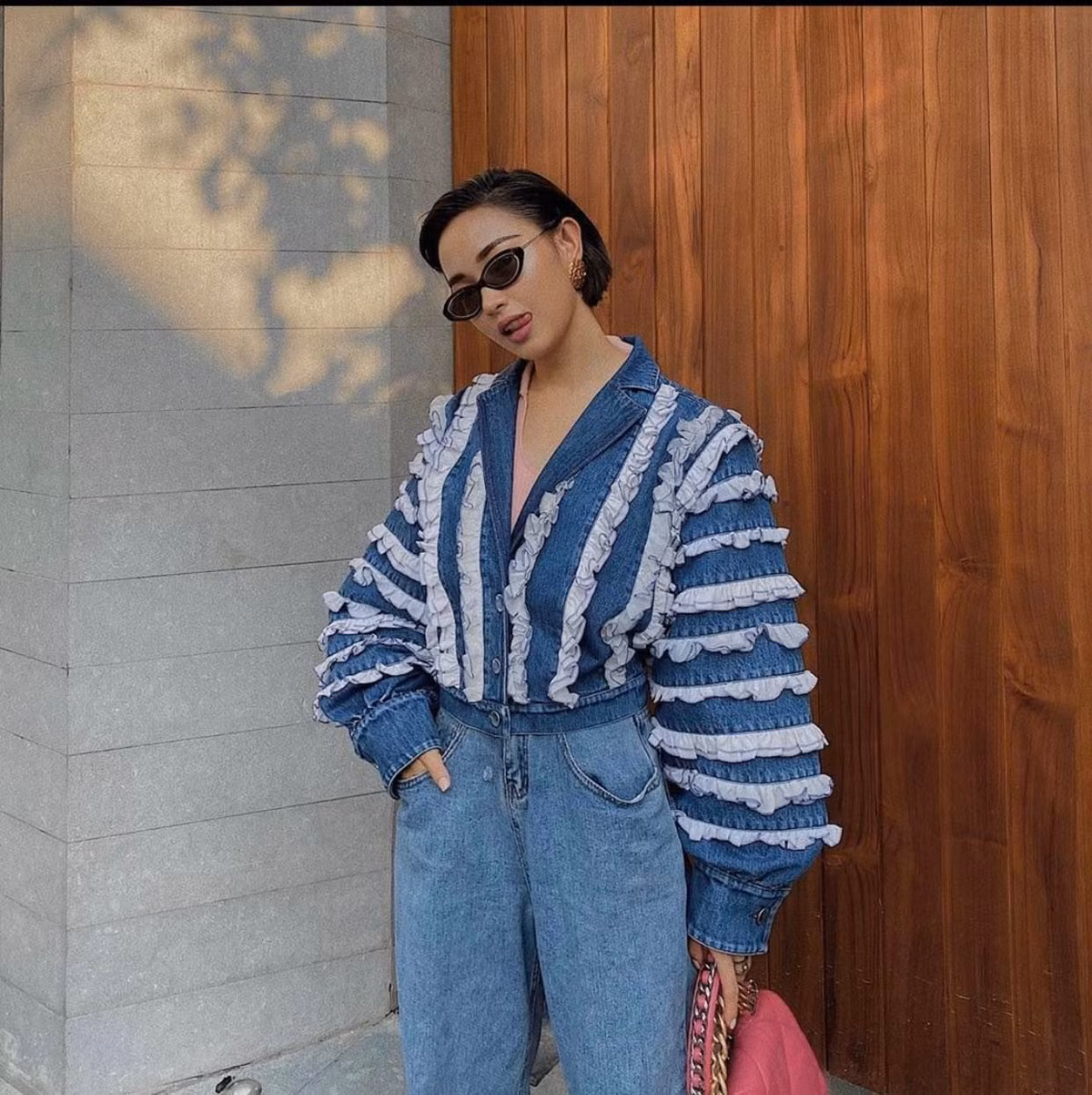 Hot nhất tối qua là thông tin hotgirl Châu Bùi đang hẹn hò với rapper Binz khiến người hâm mộ bất ngờ và bàn tán xôn xao.