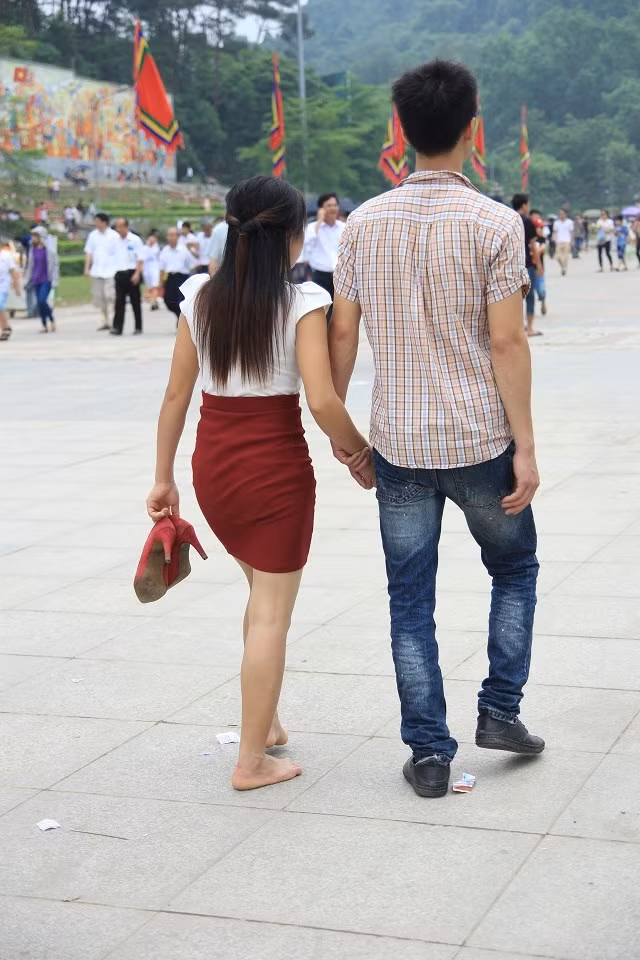 Váy ngắn, chân đất lên đền.