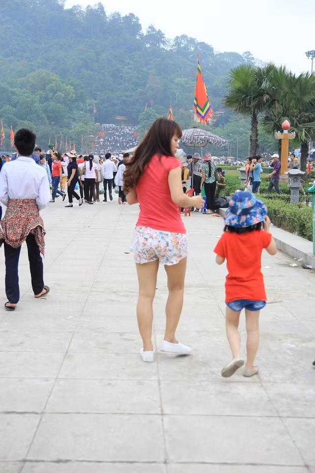 Lễ giỗ tổ Hùng Vương tại các đền thờ vua Hùng được long trọng tổ chức vào sáng 28/3 (10/3 âm lịch) với đội hình nghi thức hành lễ trang nghiêm, kính cẩn. Nhưng trong biển người về Đền Hùng dâng hương, có nhiều chị em vận trên mình những bộ váy siêu ngắn, quần cộc bó sát, thậm chí cả quần soóc cũn cỡn... cùng hướng về lối lên các đền làm lễ.