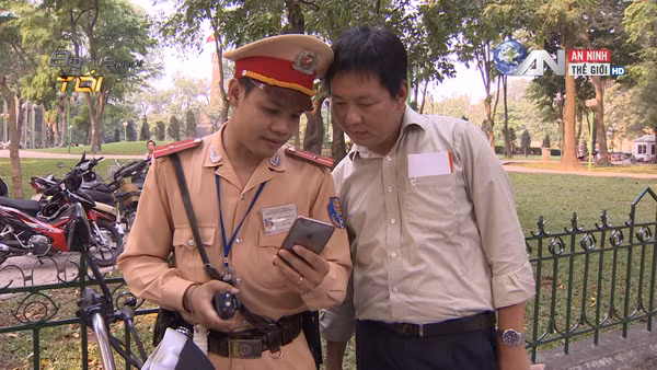 Khá nhiều người ngạc nhiên với việc mình bị "tuýt còi" khi đang đi trên đường, tuy nhiên những hình ảnh vi phạm sẽ được chuyển từ hệ thống tới thẳng máy của... CSGT.