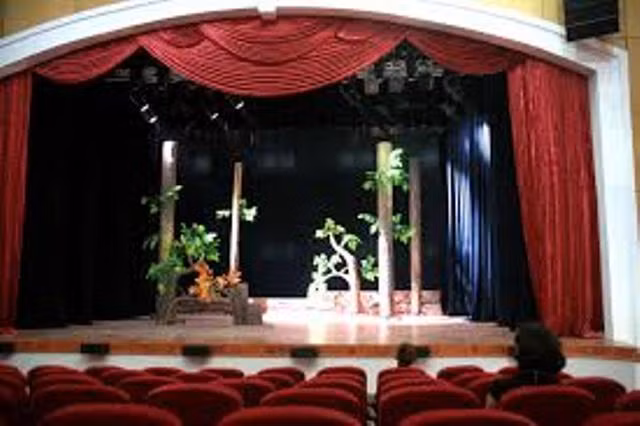 Công trình được đầu tư trang thiết bị kỹ thuật, âm thanh, ánh sáng được đầu tư hiện đại. Ngoài chức năng biểu diễn, công trình còn bố trí các sân khấu thể nghiệm, khu làm, khu đào tạo diễn viên, phòng truyền thống và khu vực sản xuất băng đĩa...