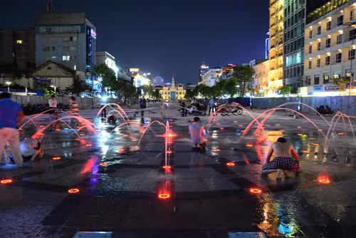 Tại phố đi bộ Nguyễn Huệ này còn có Đài phun nước nghệ thuật với hệ thống phun nước kết hợp với hệ thống âm thanh, ánh sáng hiện đại.