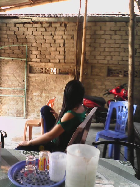 Một gái bán dâm ở Hòn Câu đang đợi khách. Các cô gái hành nghề bán dâm ở đây chủ yếu là từ các huyện miền tây Nghệ An như Quế Phong, Quỳ Châu, Quỳ Hợp, Kỳ Sơn, Tương Dương về. Thượng vàng hạ cám, trăng non, trăng tròn đều có hết, giá lại rẻ nên đây là điểm đến của rất nhiều thành phần, từ anh nông dân, lái xe cho đến khách du lịch.