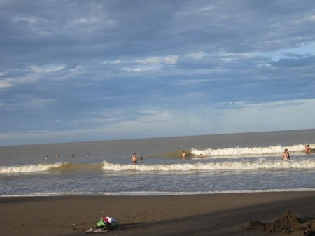 "Hang ổ" mại dâm ở biển Quất Lâm. Ở miền Bắc, bãi biển Quất Lâm (Nam Định) dù không được sạch sẽ lắm nhưng độ nổi tiếng về các "dịch vụ vui vẻ" ở đây không thua gì biển Đồ Sơn. Khu du lịch tắm biển Quất Lâm khai trương từ năm 1997, đến nay đã có cơ sở vật chất khang trang với 2 km kè biển, 2 trục đường trải nhựa dài hơn 3 km.