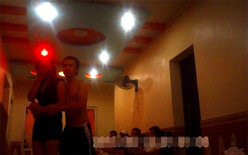 Ở ngoài bãi biển, có hơn 100 ki-ốt phục vụ khách ăn uống, một dãy đánh số chẵn, một dãy đánh số lẻ. Điều đáng nói là phần lớn ki-ốt này bên cạnh việc phục vụ ăn uống còn nuôi rất nhiều cô gái ăn mặc mát mẻ, đứng ngồi phía trước để mời gọi các quý ông đi qua. Bãi biển này khá bẩn và đục, đồ hải sản không có gì đặc biệt, thế nhưng vẫn thu hút rất nhiều quý ông, và không ít trong số đó tới đây với mục đích chính là để... mua dâm.