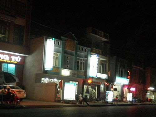 Ngoài những địa điểm riêng lẻ, Đồ Sơn còn có cả một khu vực mà người dân địa phương ở đó quen gọi là khu "đèn đỏ" dành cho các hoạt động "vui vẻ" của các quý ông. Nếu du khách "lạc" vào đây sẽ được cả một đội ngũ "cò" cùng vô vàn các cô gái ăn mặc mát mẻ mời chào. Không ai hiểu bằng cách nào mà những động cave ở đây lúc nào cũng tuyển được hàng mới, trẻ trung.