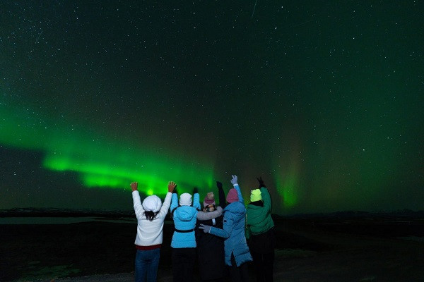 Bac cuc quang ‘nhuom xanh’ bau troi Iceland
