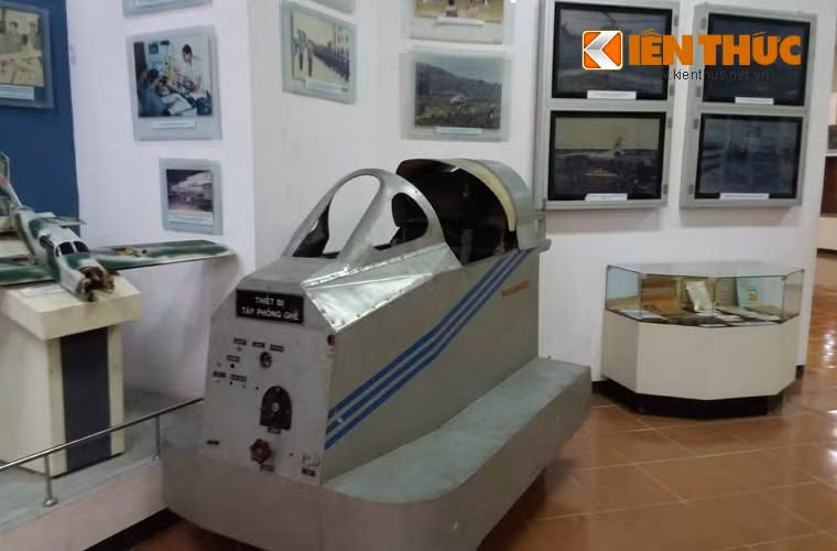 Thiết bị tập phóng ghế dù được trưng bày tại Bảo tàng Phòng không – Không quân. Rất tiếc là không có nhiều thông tin về nó được công khai.