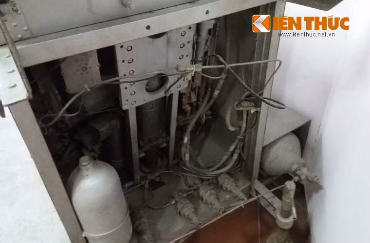 Cận cảnh thiết bị điện, bình khí đằng sau thiết bị.