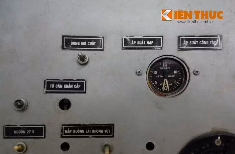 Tất cả các nút công tác đều là chữ tiếng Việt, riêng đồng hồ nhỏ là thành phần của Nga (Liên Xô).