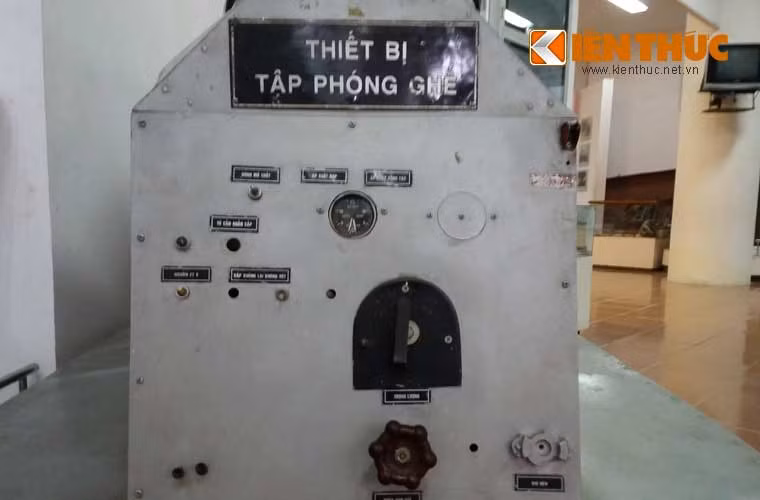 Mặt trước thiết bị tập phóng ghế dù với các nút công tác.