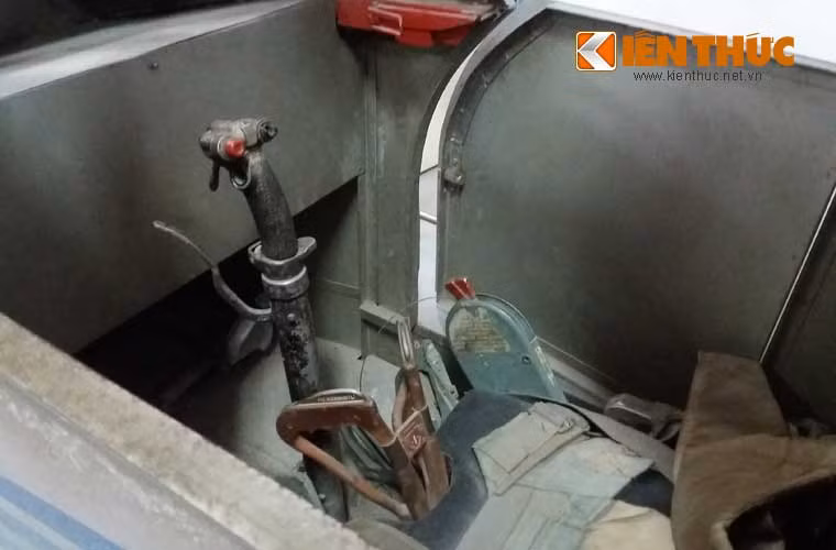 Cần lái điều khiển máy bay mô phỏng trong thiết bị tập phóng, ngay sau nó là 2 cần kích hoạt ghế.