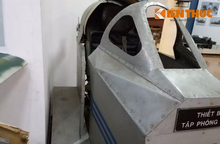 Ở bên hông có một cửa để phi công ra – vào khi huấn luyện.