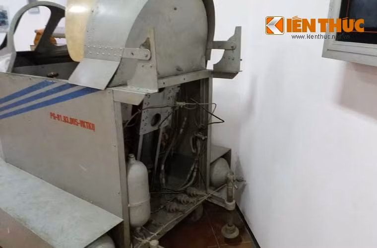 Có nhiều bình khí nén được bố trí quanh buồng lái thiết bị tập phóng ghế.