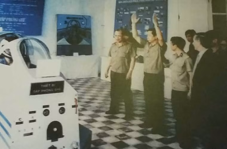 Nhưng với yêu cầu huấn luyện phi công phóng ghế dù, các cán bộ kĩ thuật Quân chủng Phòng không – Không quân từ nhiều năm trước đã nghiên cứu chế tạo thành công thiết bị tập phóng ghế dù. Trong ảnh, các cán bộ cấp cao đang thăm quan thiết bị tập phóng ghế.