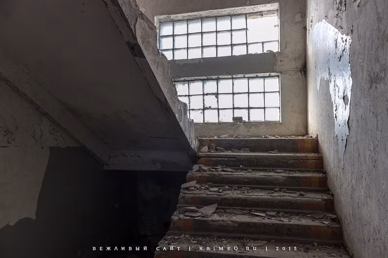 Bên trong đài không lưu đổ nát.