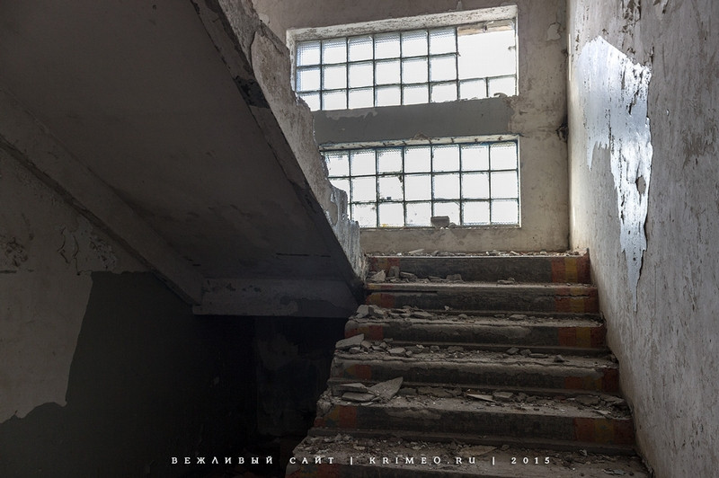 Bên trong đài không lưu đổ nát.