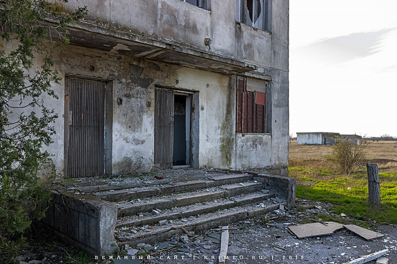 Theo tác giả, thì dưới thời Ukraine, nơi đây bị đập phá, cướp bóc.