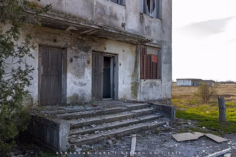 Theo tác giả, thì dưới thời Ukraine, nơi đây bị đập phá, cướp bóc.