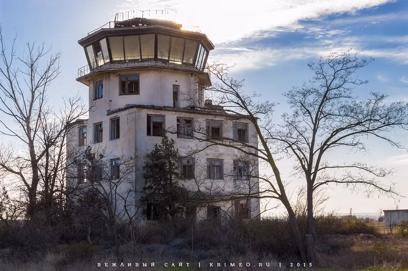 Đài không lưu tại căn cứ hải quân tuyệt mật hoang vắng, lạnh lẽo.