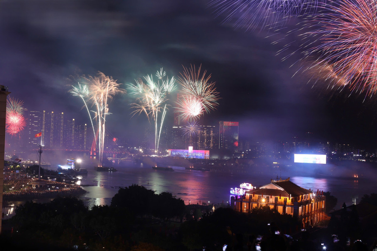 Pháo hoa rực rỡ mừng kỷ niệm 50 năm ngày thống nhất non sông - Hình 6 Phao hoa ruc ro mung ky niem 50 nam ngay thong nhat non song-Hinh-6