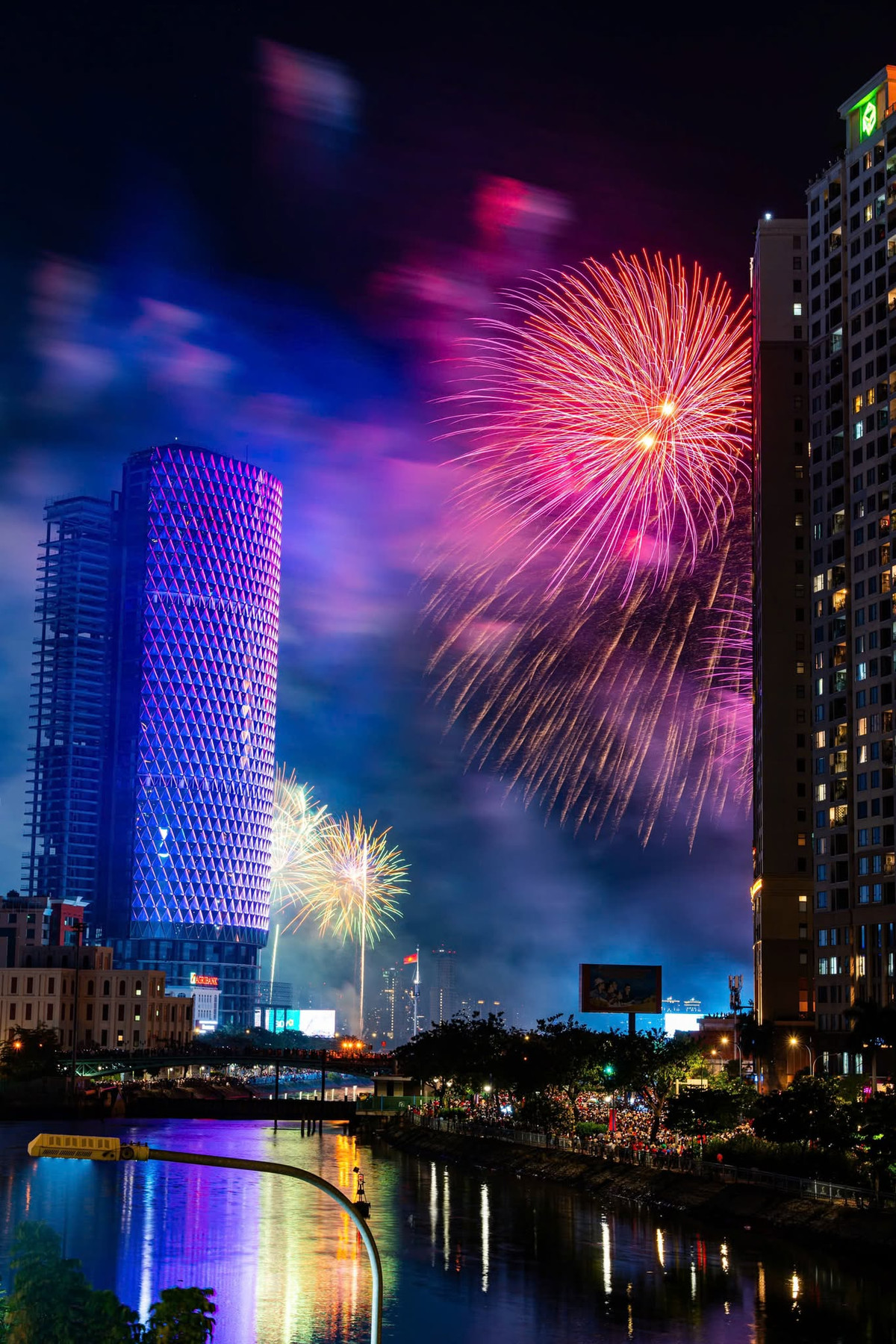 Pháo hoa rực rỡ mừng kỷ niệm 50 năm ngày thống nhất non sông - Hình 3 Phao hoa ruc ro mung ky niem 50 nam ngay thong nhat non song-Hinh-3