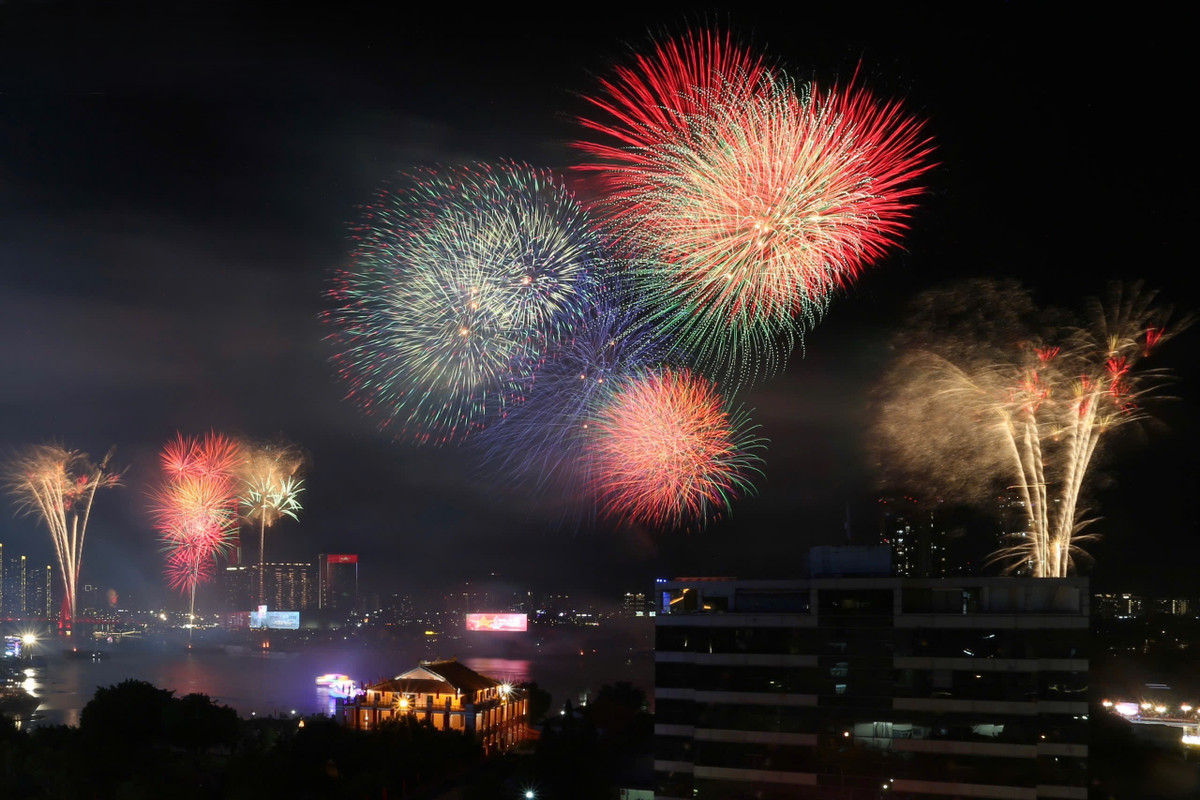 Pháo hoa rực rỡ mừng kỷ niệm 50 năm ngày thống nhất non sông - Hình 10 Phao hoa ruc ro mung ky niem 50 nam ngay thong nhat non song-Hinh-10