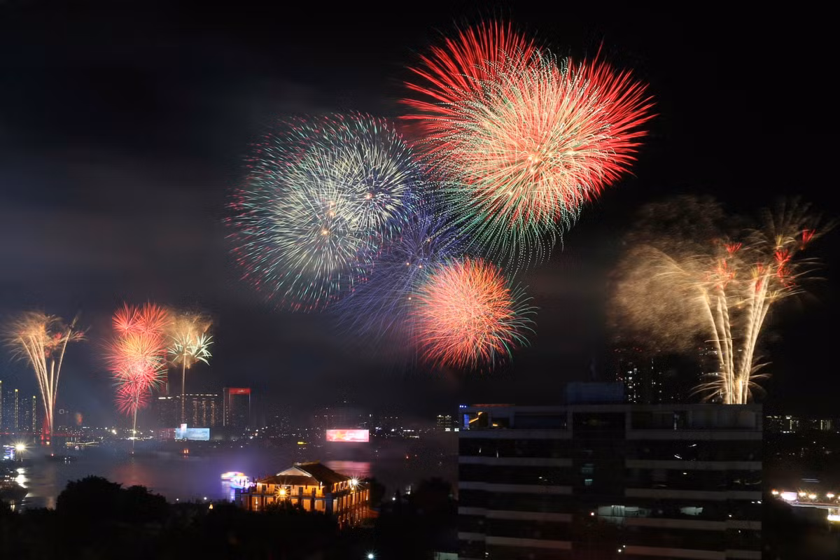 Phao hoa ruc ro mung ky niem 50 nam ngay thong nhat non song-Hinh-10