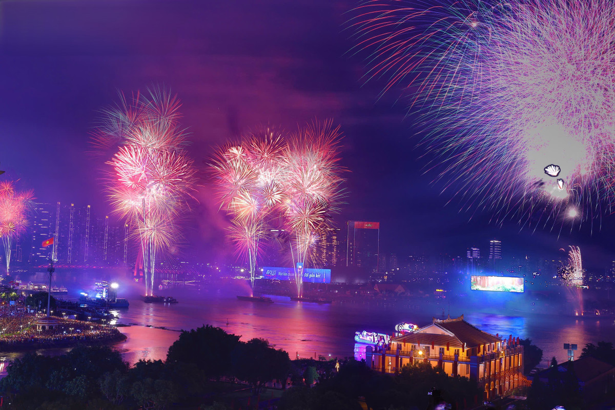 Pháo hoa rực rỡ mừng kỷ niệm 50 năm ngày thống nhất non sông - Hình 7 Phao hoa ruc ro mung ky niem 50 nam ngay thong nhat non song-Hinh-7