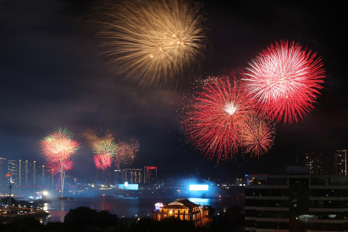 Pháo hoa rực rỡ mừng kỷ niệm 50 năm ngày thống nhất non sông - Hình 9 Phao hoa ruc ro mung ky niem 50 nam ngay thong nhat non song-Hinh-9