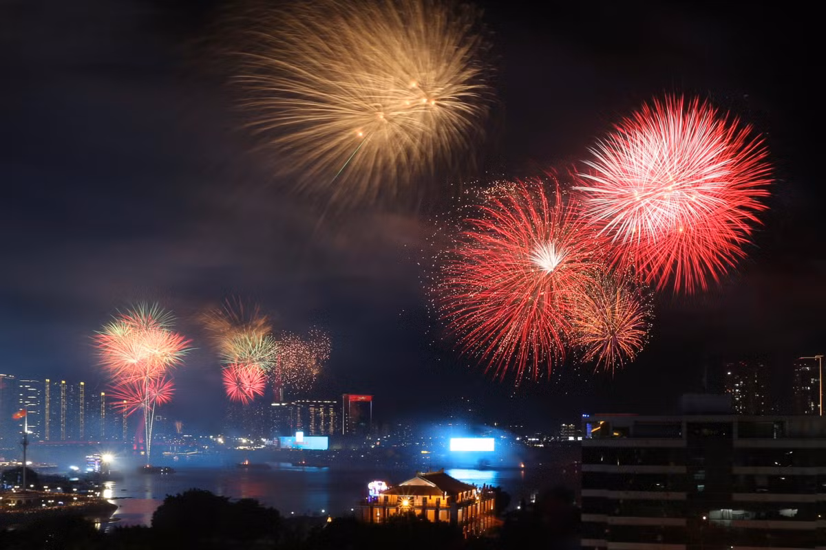 Phao hoa ruc ro mung ky niem 50 nam ngay thong nhat non song-Hinh-9