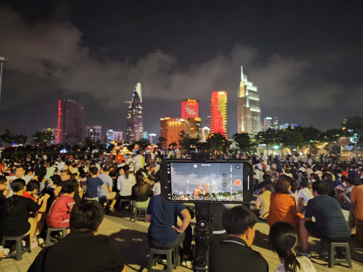 Phao hoa ruc ro mung ky niem 50 nam ngay thong nhat non song-Hinh-11