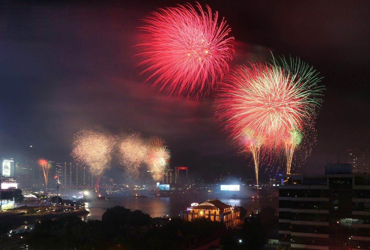 Pháo hoa rực rỡ mừng kỷ niệm 50 năm ngày thống nhất non sông - Hình 8 Phao hoa ruc ro mung ky niem 50 nam ngay thong nhat non song-Hinh-8