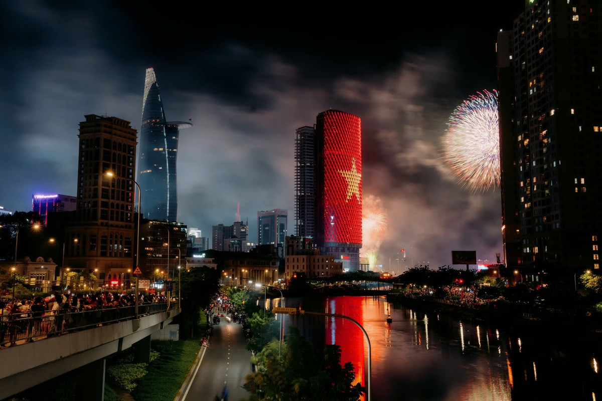 Pháo hoa rực rỡ mừng kỷ niệm 50 năm ngày thống nhất non sông - Hình 4 Phao hoa ruc ro mung ky niem 50 nam ngay thong nhat non song-Hinh-4