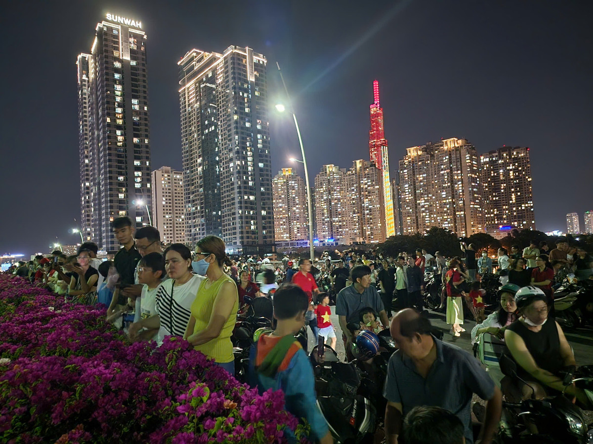 Pháo hoa rực rỡ mừng kỷ niệm 50 năm ngày thống nhất non sông Phao hoa ruc ro mung ky niem 50 nam ngay thong nhat non song