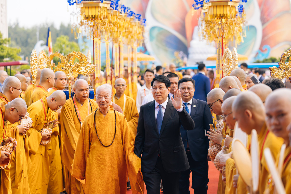 Chủ tịch nước Lương Cường và Đức Pháp chủ Giáo hội Phật giáo Việt Nam, Đại lão Hòa thượng Thích Trí Quảng, tại lễ khai mạc Đại lễ Vesak Liên Hợp Quốc 2025.