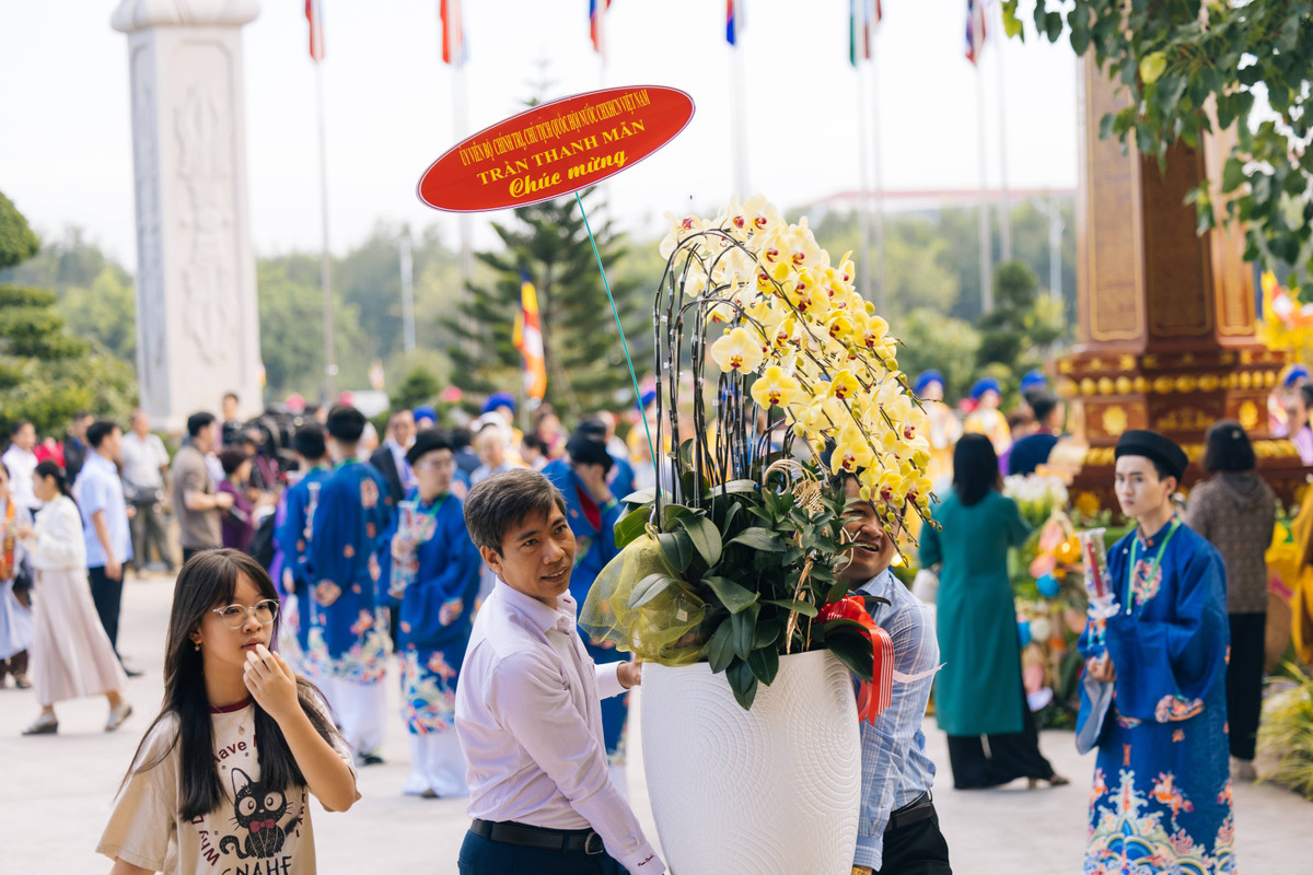 Chủ tịch Quốc hội nước Cộng hòa xã hội chủ nghĩa Việt Nam - Trần Thanh Mẫn gửi hoa chúc mừng Đại lễ Vesak Liên Hợp Quốc 2025.