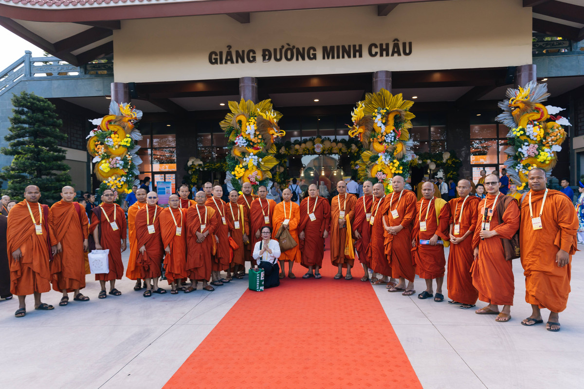 Chủ đề của Vesak năm nay là “Đoàn kết và bao dung vì nhân phẩm con người: Tuệ giác Phật giáo vì Hòa bình thế giới và Phát triển bền vững”. Đây cũng chính là thông điệp mang một ý nghĩa nhân văn, sâu sắc mà cộng đồng Phật giáo muốn gửi đến toàn thế giới.