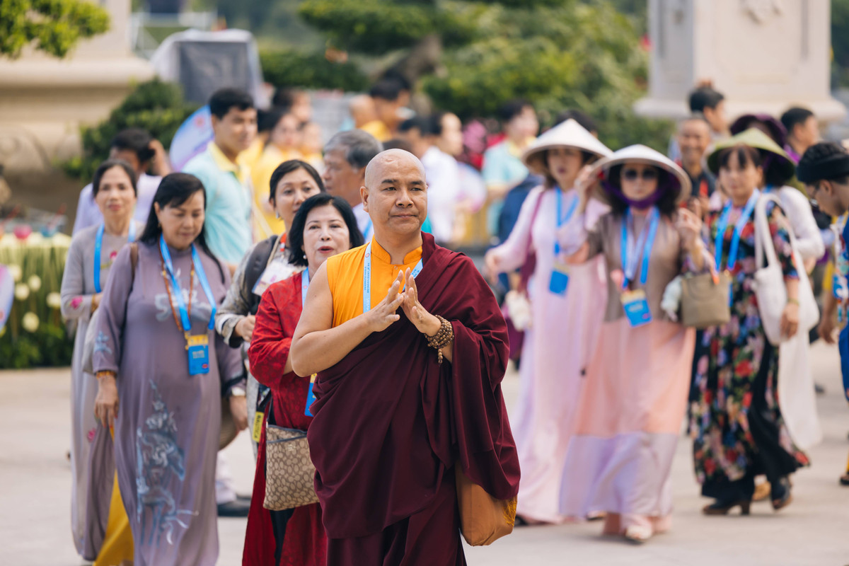 Nhiều Phật tử lớn tuổi không ngại đường xa, có mặt từ rất sớm, mang theo hoa sen, cờ Phật giáo và tâm niệm cầu nguyện cho hòa bình thế giới.