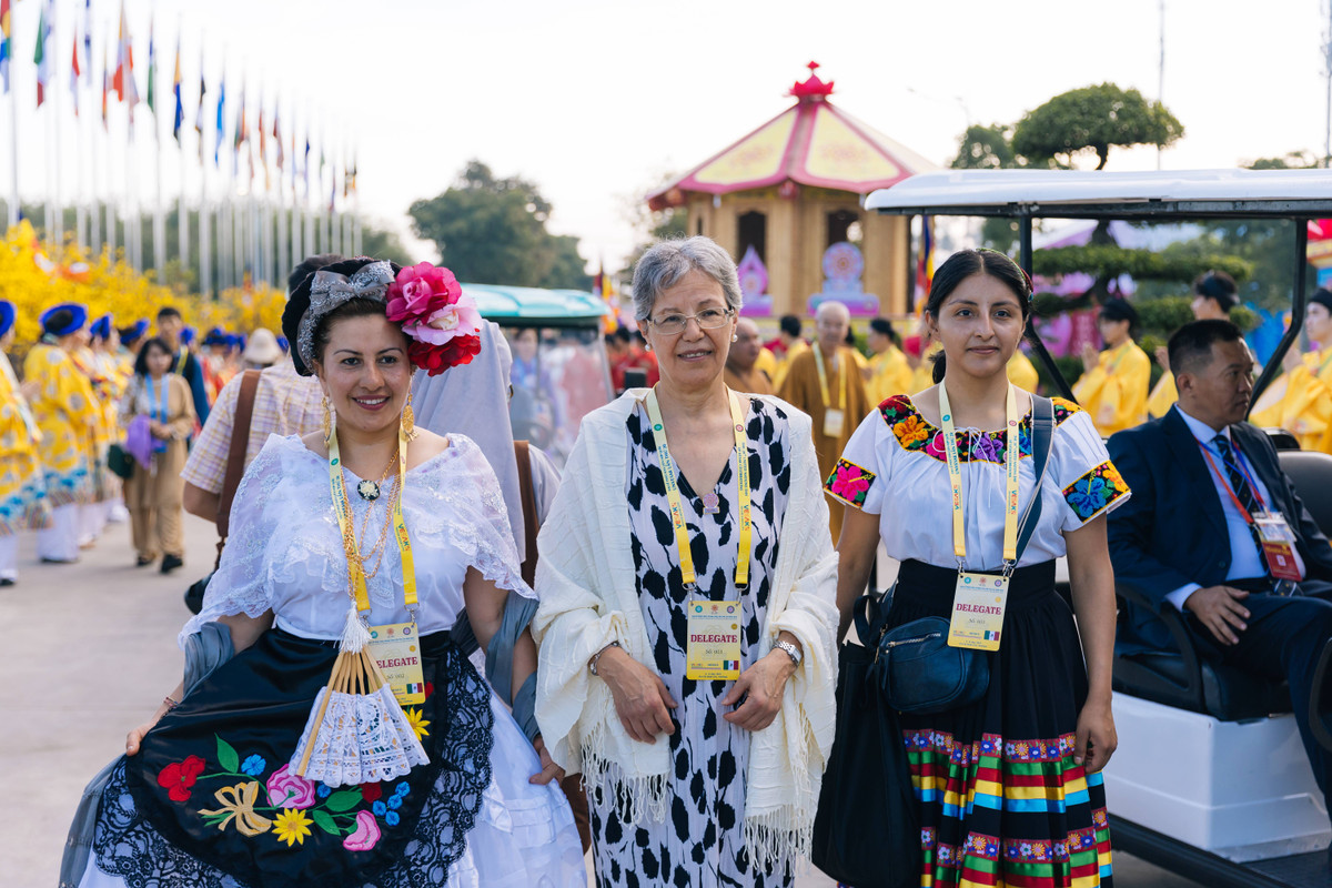 Từ các đoàn quốc tế với trang phục truyền thống đặc sắc, đến những vị cao tăng uy nghiêm trong sắc y vàng rực, tất cả cùng hiện diện trong tinh thần hòa hợp, đoàn kết và tôn kính Đức Phật.