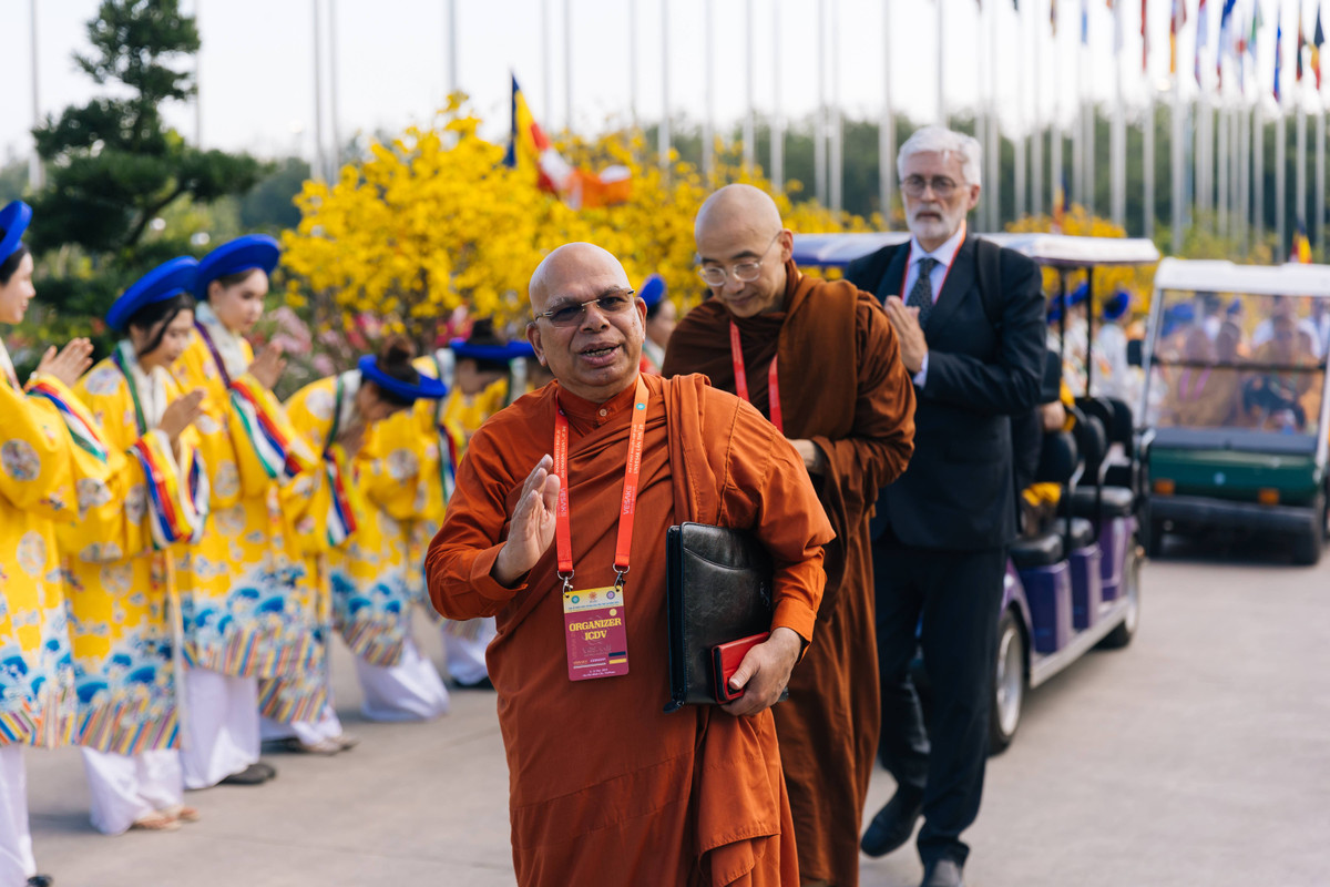 Nụ cười rạng rỡ của đại biểu quốc tế, như một lời chào mừng giản dị mà ấm áp.