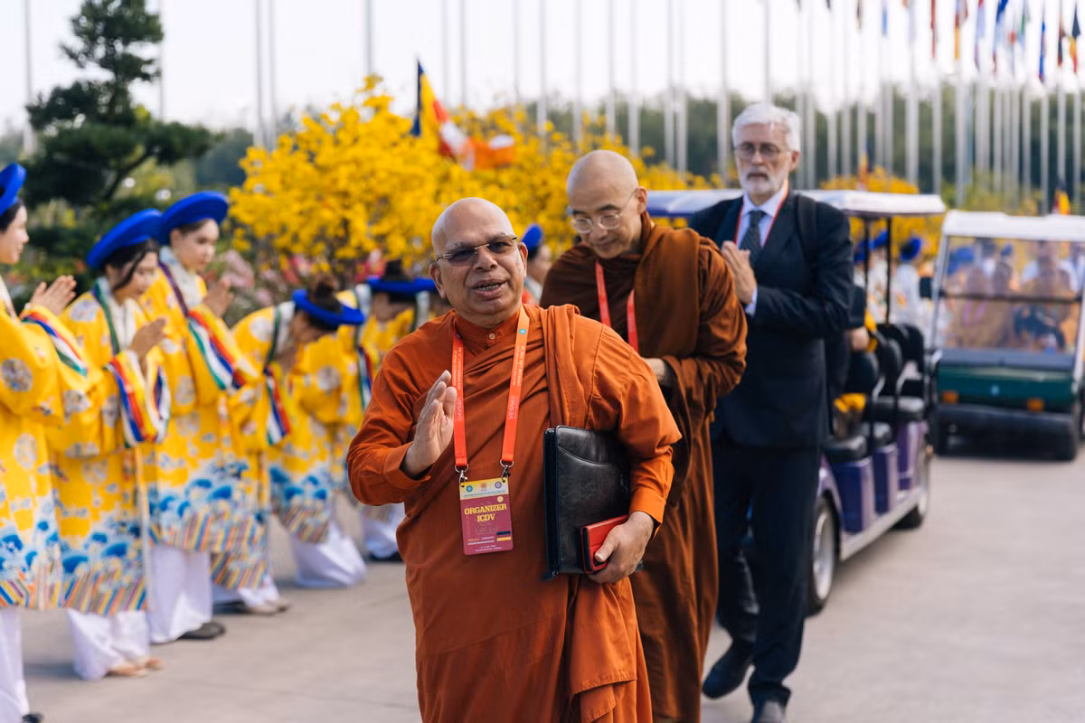 Nụ cười rạng rỡ của đại biểu quốc tế, như một lời chào mừng giản dị mà ấm áp.