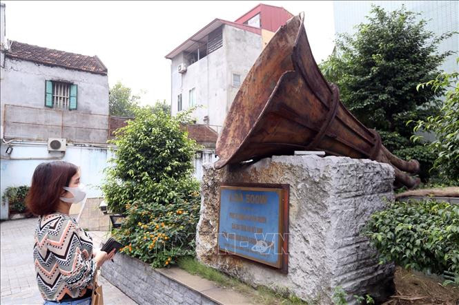 Loa phường có lịch sử lâu đời. Thời chiến tranh, loa còn có nhiệm vụ cảnh báo mỗi khi máy bay đến, báo động trong tình huống khẩn cấp. Trong ảnh là chiếc loa 500W của Đài tiếng nói Việt Nam trong cuộc kháng chiến chống Mỹ cứu nước trưng bày trước trụ sở Đài tại 58, Quán Sứ, Hà Nội như nhắc nhở mọi người về sức chiến đấu của truyền thanh. Ảnh; TTXVN.