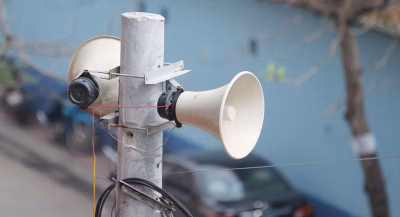 Tháng 8/2017, tại đề án số 513, Hà Nội yêu cầu sắp xếp lại hoạt động của đài truyền thanh xã, phường, thị trấn theo hướng tại các quận chỉ duy trì từ 5 đến 10 cụm loa (mỗi cụm tối đa 2 loa). Và chỉ phát khi có thông báo khẩn như thiên tai, dịch bệnh hoặc theo yêu cầu của trung ương, TP. Ảnh: Theo TTXVN.