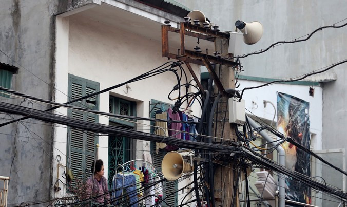 Ngày nay, loa phường thường được gắn trên cột điện. Có nhiều loa chĩa ngay gần cửa sổ nhà dân.