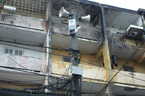 Những chiếc loa mới được trang bị cho các phường được nối vào một cục tiếp sóng, bắt tín hiệu âm thanh không dây. Ảnh: Dân Việt.