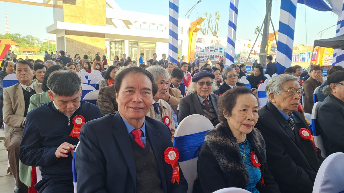 Truong THPT Chuyen Hung Vuong - tu hao 40 nam thap lua-Hinh-3