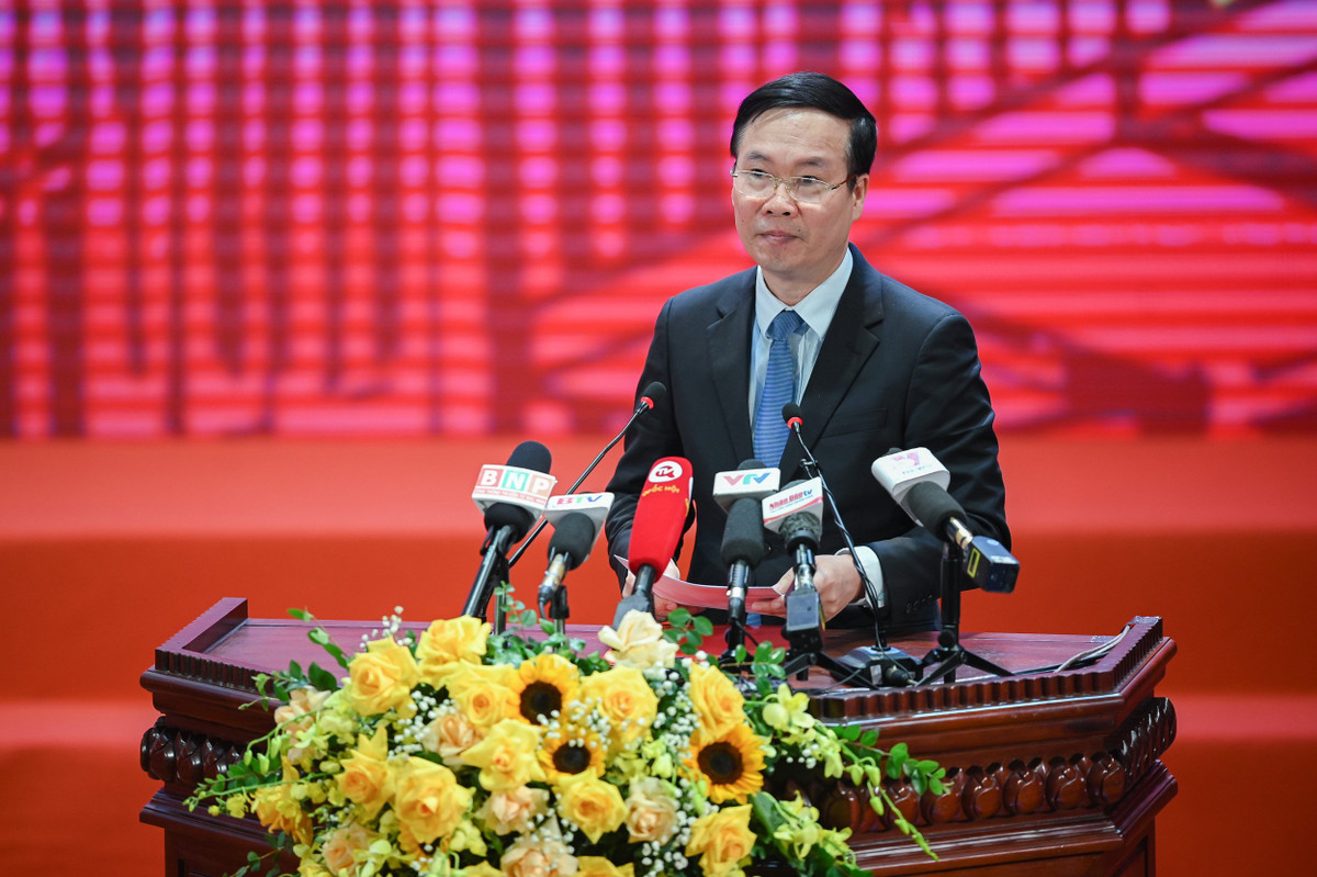 Văn hóa phải được đặt ngang hàng với kinh tế, chính trị, xã hội Van hoa phai duoc dat ngang hang voi kinh te, chinh tri, xa hoi