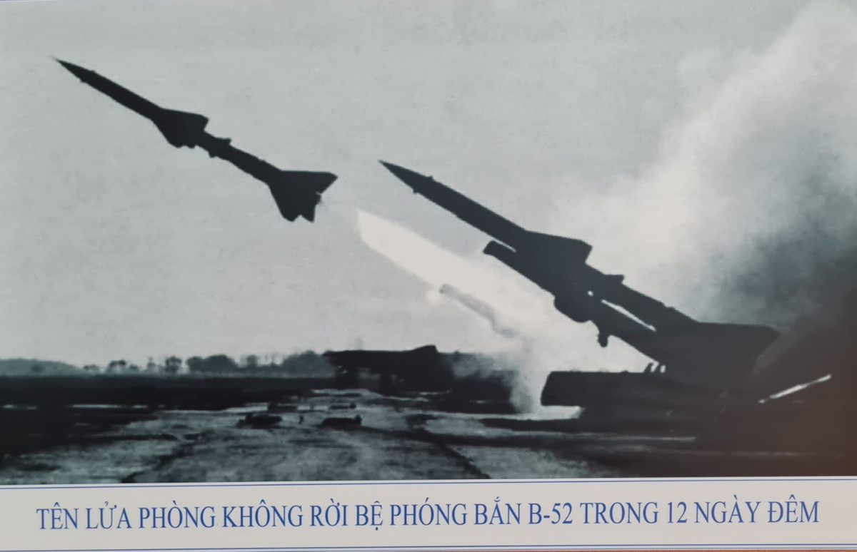 Tên lửa phòng không rời bệ phóng bắn B-52 trong 12 ngày đêm. Trong chiến dịch chống lại cuộc tập kích đường không chiến lược bằng B52 của Mỹ, ta bắn rơi 81 chiếc, trong đó có 34 chiếc B-52, bắt sống 44 giặc lái trong đó có 33 giặc lái B-52.