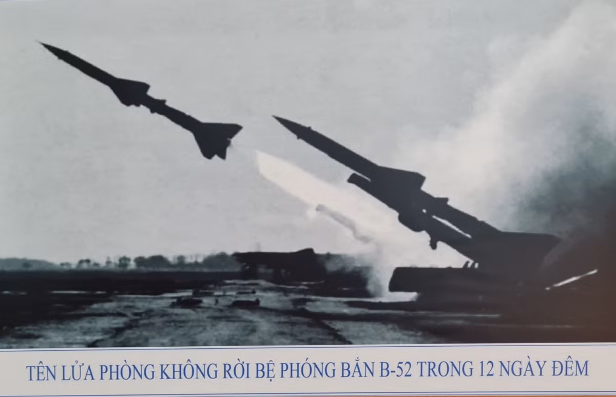 Tên lửa phòng không rời bệ phóng bắn B-52 trong 12 ngày đêm. Trong chiến dịch chống lại cuộc tập kích đường không chiến lược bằng B52 của Mỹ, ta bắn rơi 81 chiếc, trong đó có 34 chiếc B-52, bắt sống 44 giặc lái trong đó có 33 giặc lái B-52.